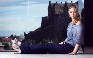 Woman sitting floor castle background - annie leibovitz free wallpaper