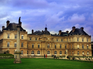 Large building clock tower cloudy - a cloudy day free wallpaper