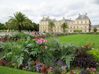 Neoclassicism garden pond flowers building - a garden in front free wallpaper