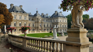 Large building statue flower pot - the side of the building free wallpaper