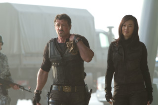 Man woman walking street guns - movie still free wallpaper