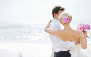 Man woman embracing beach ocean - adobe lightroom free wallpaper