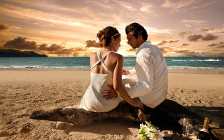 Man woman beach log sunset - romantic free wallpaper