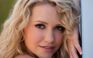 Blonde blue eyes woman posing 3 - carey morris free wallpaper