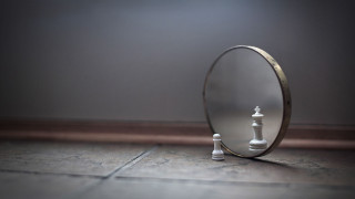 Mirror chess piece reflection image - figurativism free wallpaper