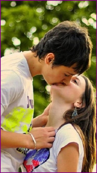 Man woman kissing pink purple - a pink border free wallpaper