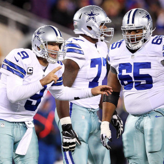 Cowboys players standing field pointing - free sports wallpaper