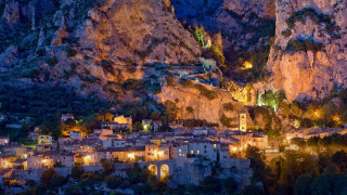 Village lit night mountainside town - cagnaccio di san pietro free wallpaper