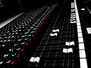 Soundboard red white arrows black - arrow free wallpaper
