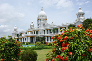 Large white building pool flowers - front view free wallpaper