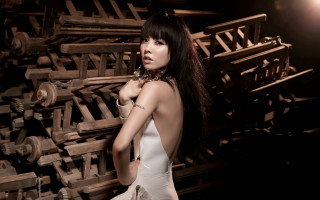 Woman white dress wooden crates - a wall free wallpaper for desktop