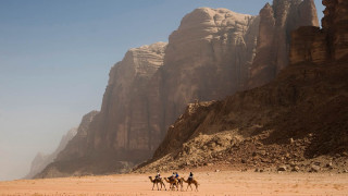 Three people horses desert mountains - a desert area free wallpaper