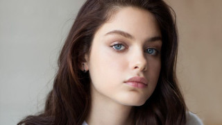 Elisabeth collins serious blue eyes - her face and shoulder free wallpaper