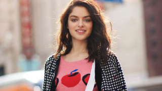 Woman walking street handbag red - a street free wallpaper