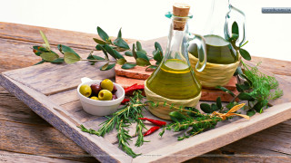 Wooden tray olives olive oil - still free wallpaper