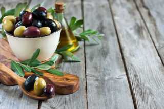 Bowl olives olive oil wooden - olive free wallpaper