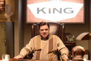 Man chair king crown facialhair - head free wallpaper