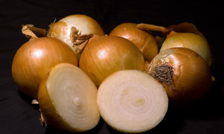 Onions black tablecloth knife prep - 4k resolution free wallpaper