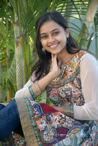 Woman bench smiling camera hand - an oil free wallpaper