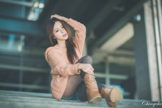 Woman sitting ground legs crossed 9 - fei danxu free wallpaper