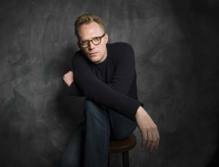 Man sitting stool arms crossed - studio portrait free wallpaper