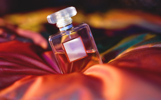Perfume bottle red blanket hand - a bottle of perfume free wallpaper