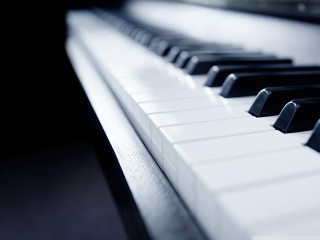 Piano keyboard closeup black background - a close up of a piano keyboard free wallpaper