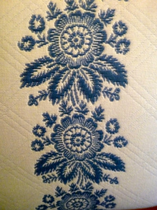 Blue white wallpaper closeup bed - free vintage wallpaper