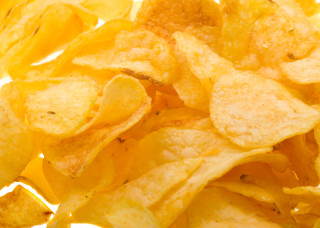 Potato chips table plate food 2 - a plate of food free wallpaper