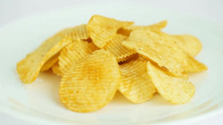 Potato chips white plate tablecloth - a white plate free wallpaper