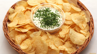 Basket of chips with dip - chippy free wallpaper