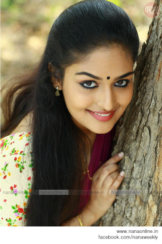 Woman leaning tree smile red - free portrait wallpaper