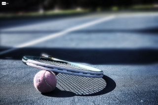 Tennis racket ball ground sun - shallow free wallpaper