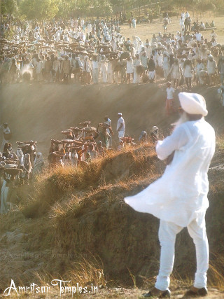Man white hill watching crowd - a man free wallpaper