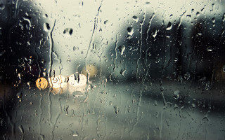 Rainy window yellow traffic light 4 - a photo free wallpaper