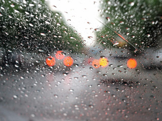 Rainy street traffic lights windshield - drop free wallpaper