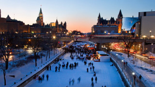 People walking street bridge buildings - a bridge and buildings free wallpaper