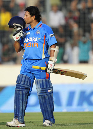 Man holding cricket bat helmet 2 - heroic free wallpaper