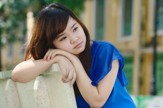 Woman leaning bench blue shirt - cui bai free wallpaper