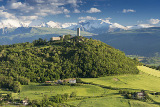 Green hill castle mountains blue - romanesque free wallpaper