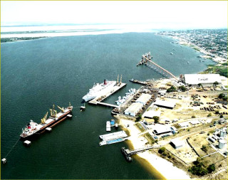 Large water dock boat city - a large body of water free wallpaper