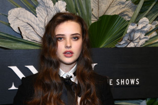 Woman long hair suit tie - a suit free wallpaper