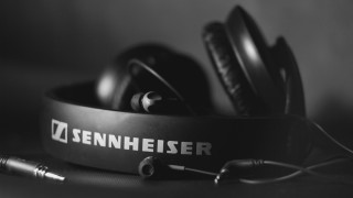 Headphones table cord pair sitting - a cord free wallpaper