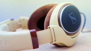 Headphones closeup table white background - an zhengwen free wallpaper