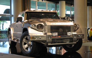 Silver jeep display building window - hypermaximalist free wallpaper