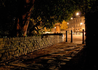 Stone wall street lights night - shallow free wallpaper for desktop