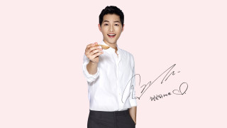 Man holding food smiling camera - a piece of food free wallpaper