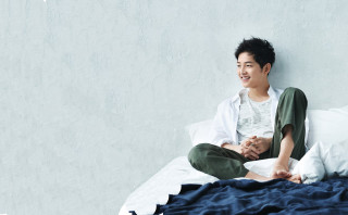 Man bed white shirt green - byeon sangbyeok free wallpaper