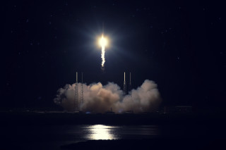 Rocket launch smoke bright light - a rocket free wallpaper