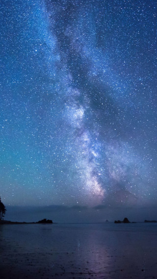 Night sky stars water island - a small island in the distance free wallpaper
